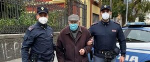 polizia accompagna anziano vaccino