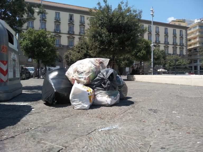 Crisi rifiuti a Napoli, fra Vico Piscicelli e il Municipio