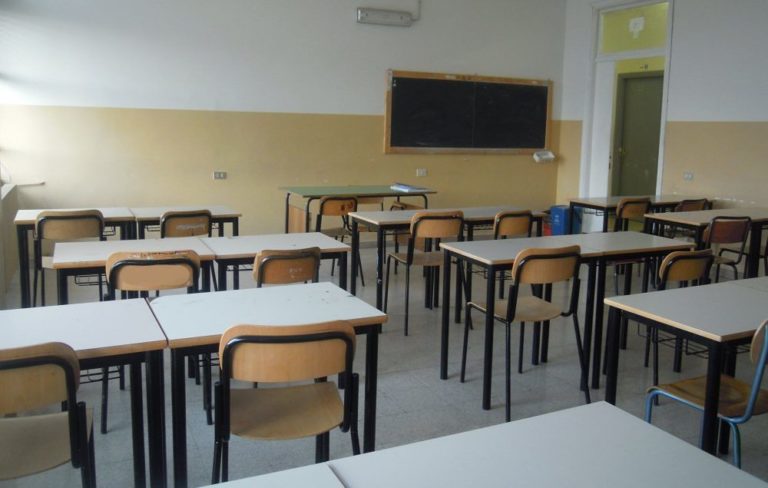 Covid, diverse scuole chiuse a Napoli per sanificazione