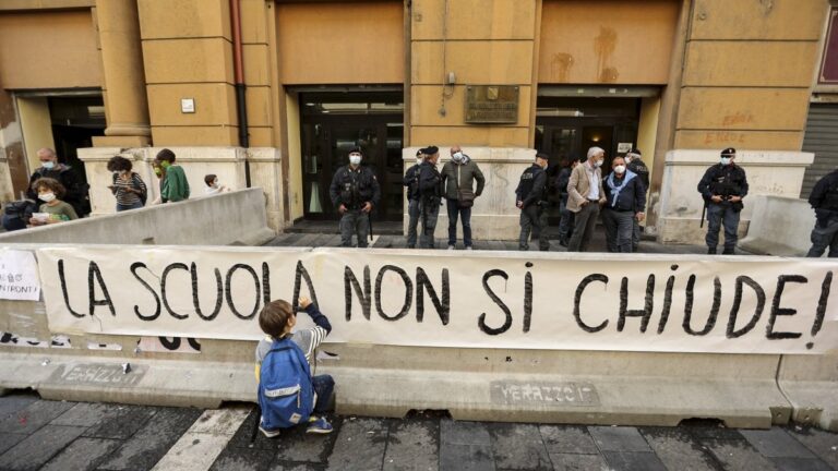 Dad, proteste in Campania e scontri davanti la sede della Regione