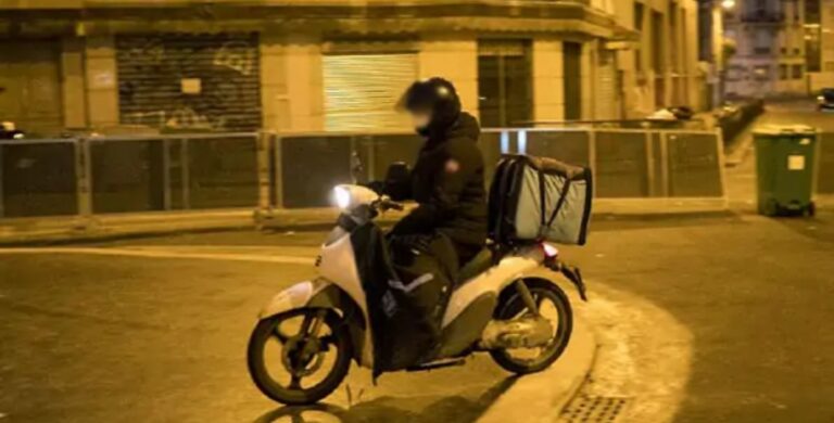 Napoli, 21enne malmenato e derubato del proprio scooter a via Marina