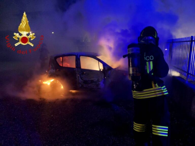 Arzano Auto Incendiata Generico