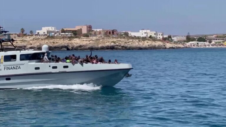 Sbarchi di migranti senza sosta a Lampedusa, annega un neonato