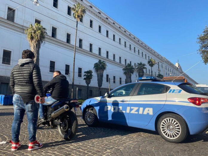 Napoli Polizia Piazza Carlo III
