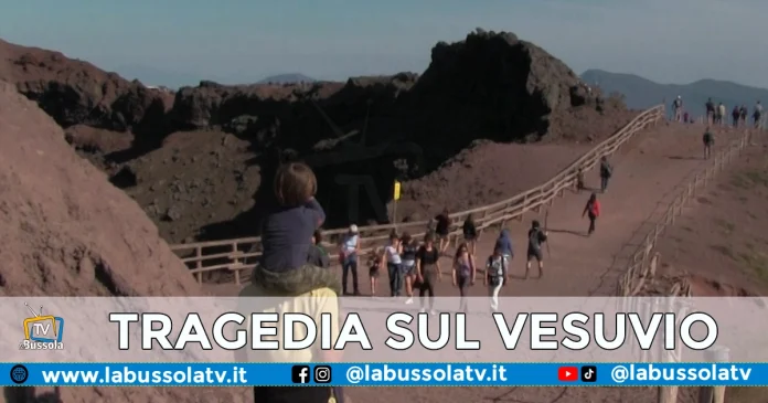 TURISTA MORTO VESUVIO