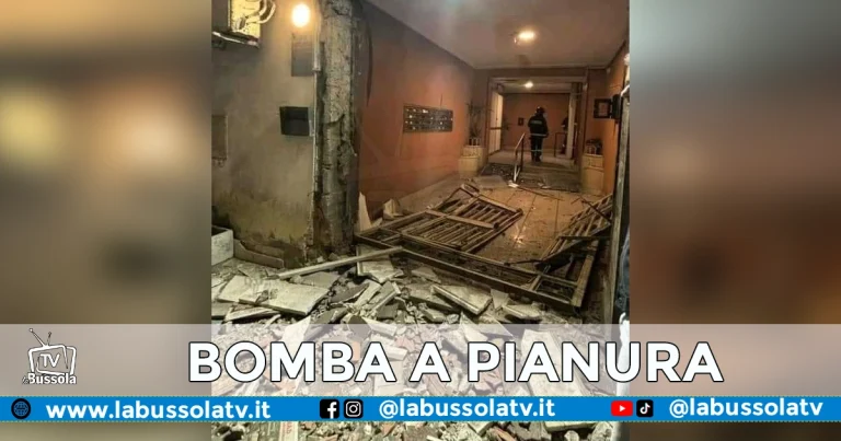 Bomba a Pianura: distrutto ingresso di una palazzina