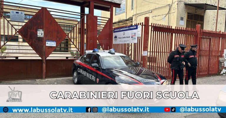 Castellammare di Stabia: docente aggredita, striscioni e rientro blindato per gli alunni