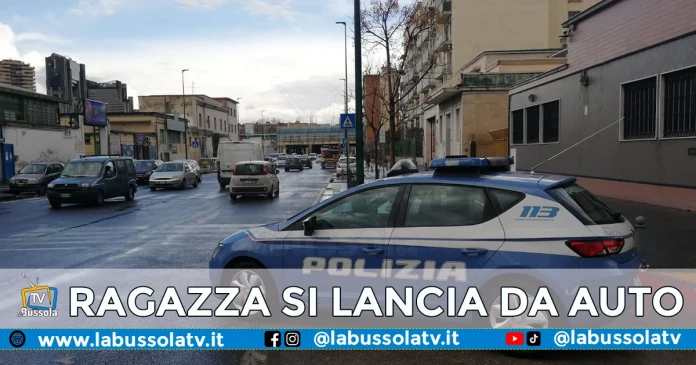 RAGAZZA SI LANCIA DA AUTO