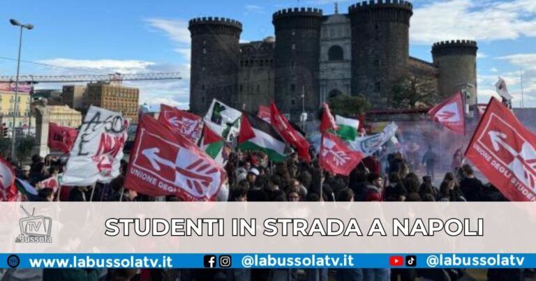 Studenti in piazza a Napoli, striscione contro la guerra